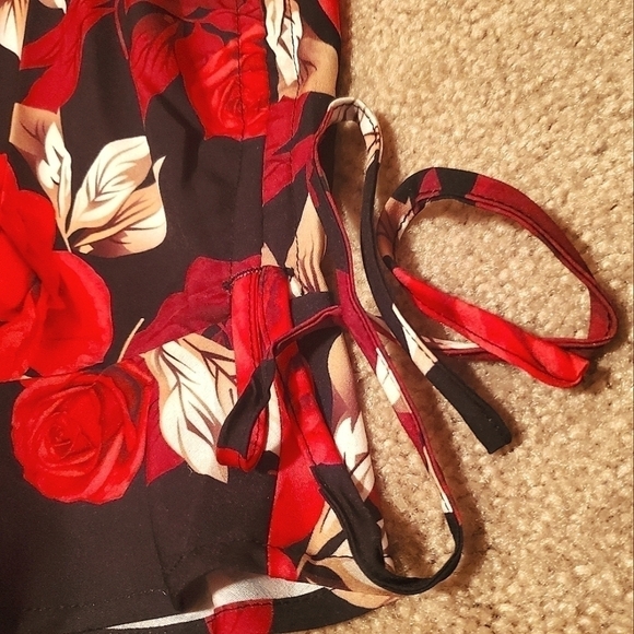 FLORAL MINI SKIRT RUCHED RUFFLE HEM SIDE TIE RED BLACK ROSE PRINT SMALL SHEIN - Picture 3 of 8